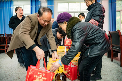廖廷君为古蔺椒园村发放慰问品.jpg