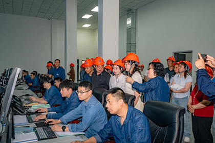 研学班学员参观weinisiren威尼斯人网站.jpg